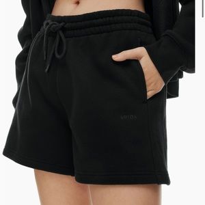 Aritzia tna cozy fleece boyfriend mid-thigh sweatshort